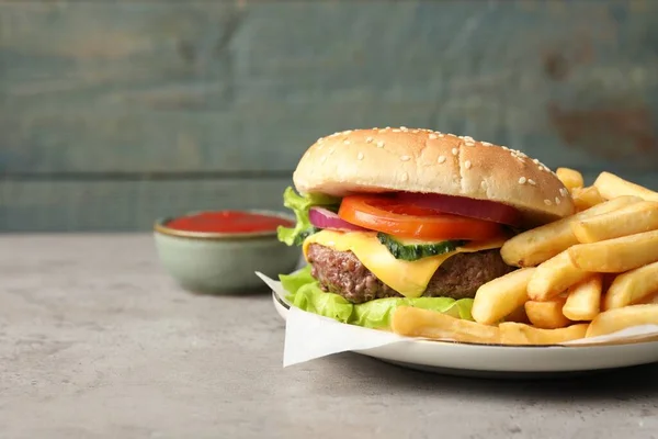 Pyszne Hamburgery Ketchup Frytki Serwowane Szarym Stole Miejsce Tekst — Zdjęcie stockowe