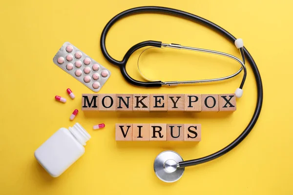 Λέξεις Monkeypox Virus Κατασκευασμένο Από Ξύλινα Κύβους Χάπια Και Στηθοσκόπιο — Φωτογραφία Αρχείου
