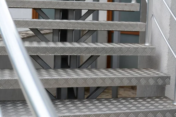 Vista Belas Escadas Metal Com Trilhos Livre Close — Fotografia de Stock
