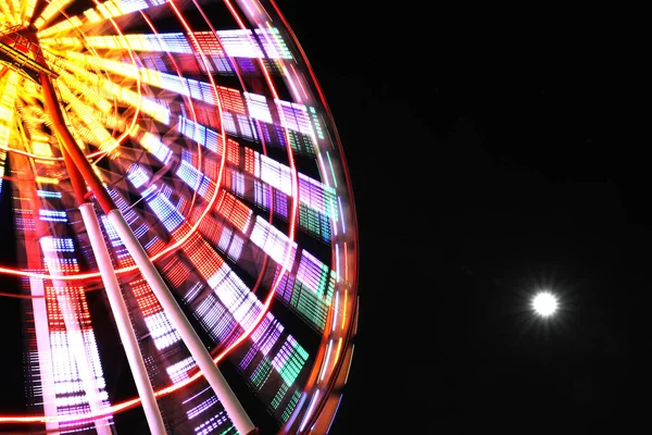 Roda Gigante Brilhante Bonita Contra Céu Escuro Visão Ângulo Baixo — Fotografia de Stock
