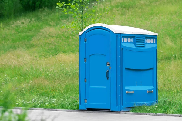 Blå Bärbar Toalett Nära Väg Grön Park — Stockfoto