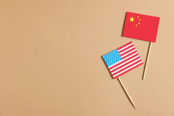 米黄色背景的美国和中国国旗 顶部有文字空间 贸易战 — 图库照片