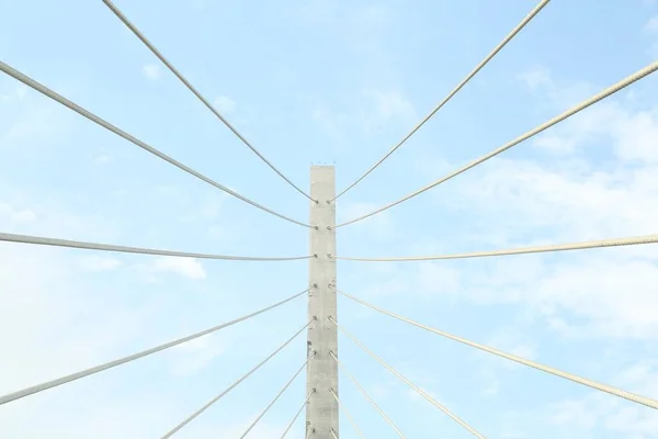 Όμορφη Σύγχρονη Γέφυρα Κατά Του Μπλε Συννεφιασμένο Ουρανό Άποψη Χαμηλή — Φωτογραφία Αρχείου