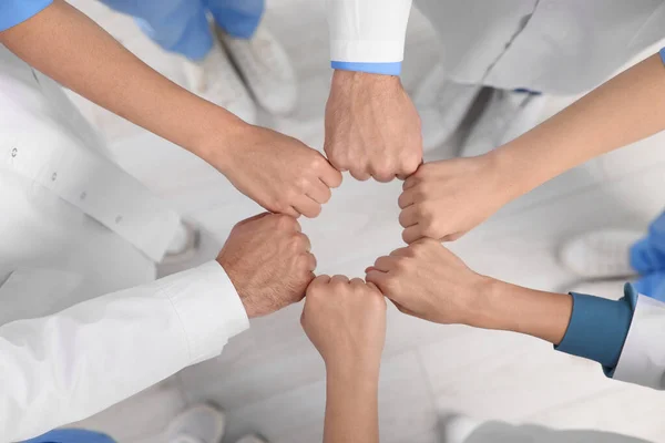 Equipe Médicos Colocando Mãos Juntas Dentro Casa Vista Acima — Fotografia de Stock