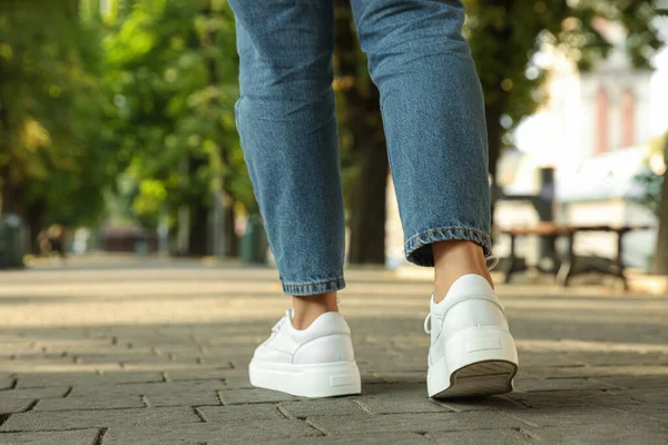 Mujer Zapatillas Deporte Con Estilo Caminando Por Calle Ciudad Primer — Foto de Stock