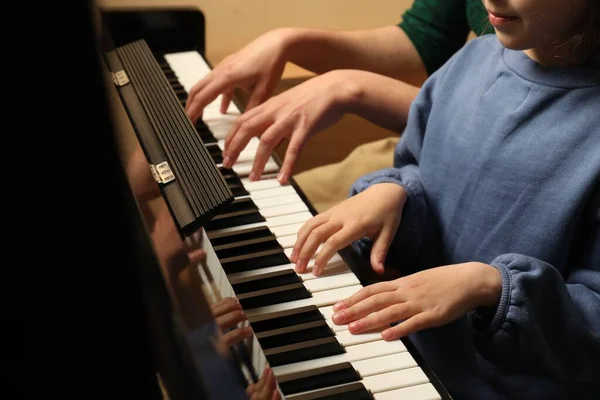 带着孩子弹钢琴的年轻女人 音乐课 — 图库照片