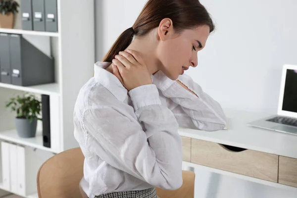 オフィスでの首の痛みから苦しんでいる女性 — ストック写真