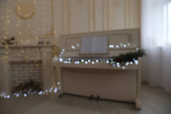 Розмитий Вид Біле Піаніно Святковим Декором Приміщенні Різдвяна Музика — стокове фото