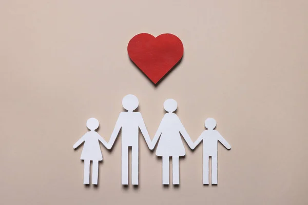 Familienfiguren Aus Papier Und Rotes Herz Auf Beigem Hintergrund Flach — Stockfoto