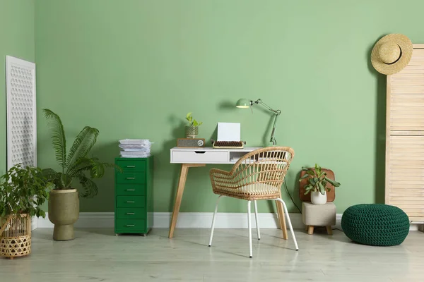 Writer Workplace Typewriter Wooden Desk Pale Green Wall Room — ストック写真