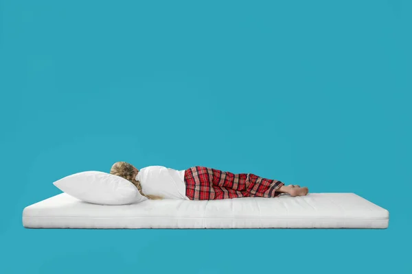 Κοριτσάκι Που Κοιμάται Άνετο Στρώμα Φόντο Γαλάζιο Χώρος Για Κείμενο — Φωτογραφία Αρχείου