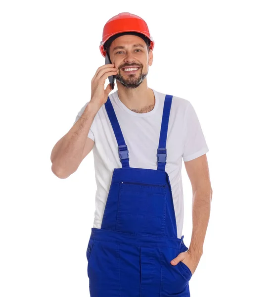 Profesjonalny Mechanik Mundurze Rozmawiający Przez Telefon Białym Tle — Zdjęcie stockowe