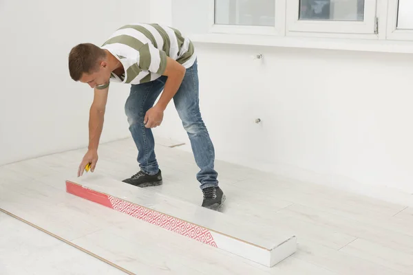 Professional Worker Installing New Laminate Flooring Indoors — Stock Photo, Image