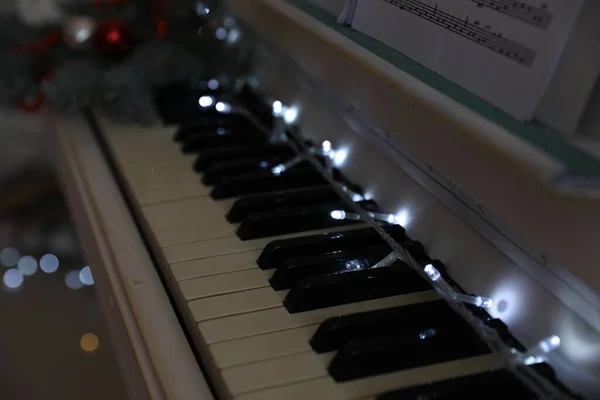 Glowing Fairy Lights Piano Keys Indoors Closeup Christmas Music — Stock Photo, Image