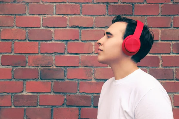 Beau Jeune Homme Avec Écouteurs Près Mur Briques Rouges Espace — Photo