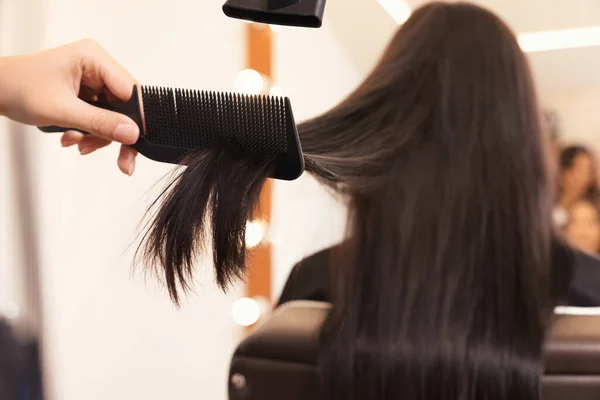 Hairdresser Drying Woman Hair Beauty Salon Closeup — Stock Photo, Image