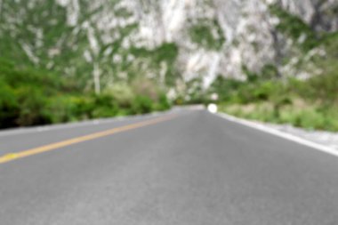 Yol kenarındaki dağlar ve çalılar, bulanık görüş