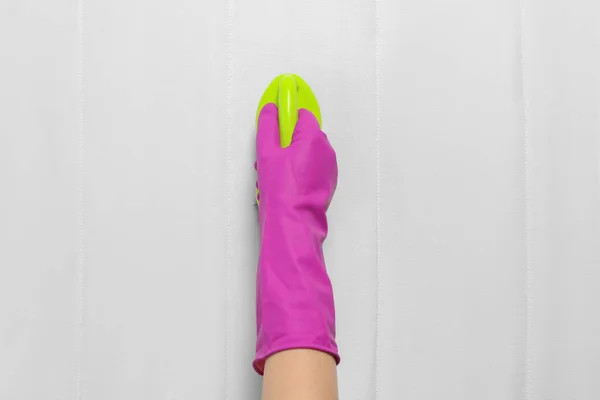 紫色の手袋の女性ブラシで白いマットレスを掃除し トップビュー — ストック写真