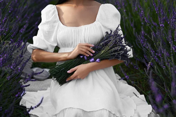 Kvinna Med Lavendel Bukett Sitter Fält Närbild — Stockfoto
