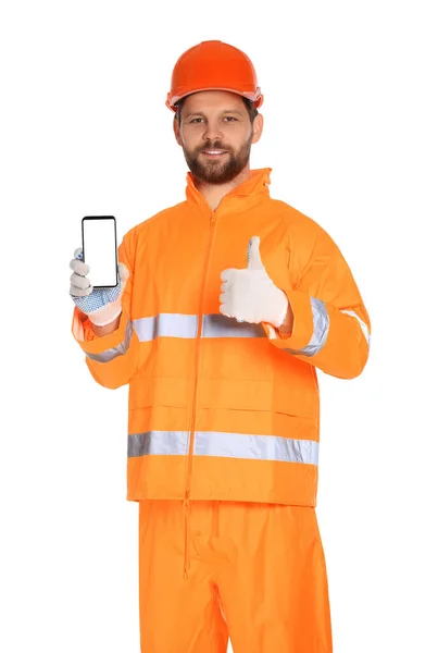 Muž Reflexní Uniformě Ukazující Smartphone Palce Nahoru Bílém Pozadí — Stock fotografie