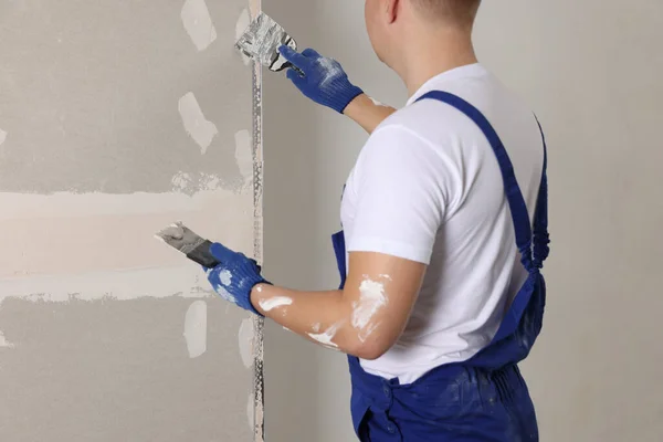 Homem Rebocando Parede Com Faca Vidraceiro Dentro Casa Close Renovação — Fotografia de Stock