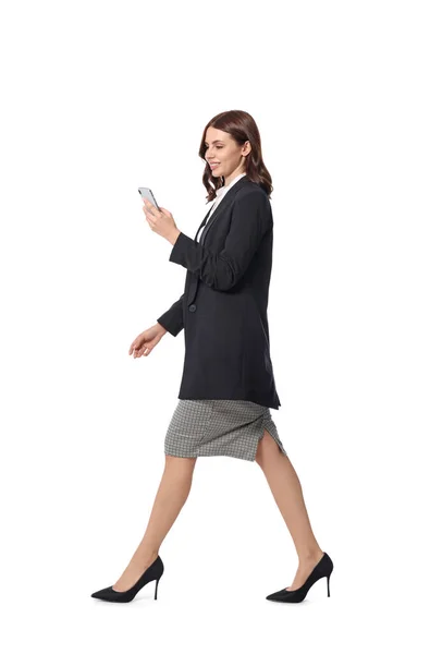 Ευτυχισμένη Νεαρή Γυναίκα Επίσημο Κοστούμι Χρησιμοποιώντας Smartphone Ενώ Περπάτημα Λευκό — Φωτογραφία Αρχείου