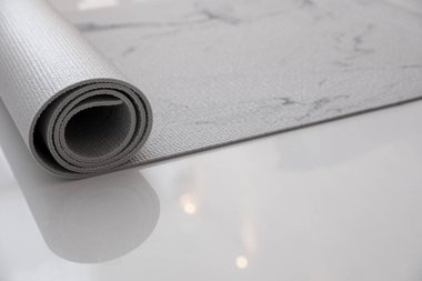 Karemat ya da spor paspası, kapalı bir yerde, yakın plan. Metin için boşluk