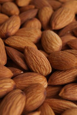 Lezzetli taze badem yığını, yakın çekim.