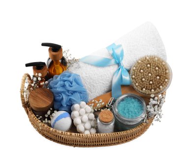 Beyaza izole edilmiş farklı kişisel bakım ürünleriyle spa seti