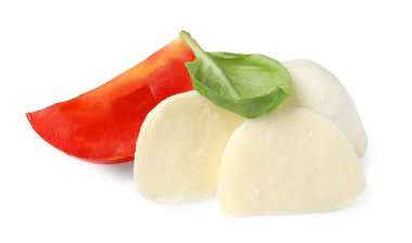 Nefis mozzarella, beyaz arka planda domates ve fesleğen.