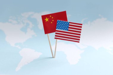 Dünya haritasında Amerikan ve Çin bayrakları var. Ticaret savaş konsepti
