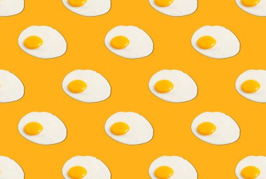 Turuncu arka planda birçok lezzetli kızarmış tavuk yumurtası.