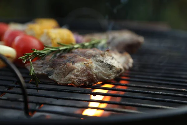 Gotowanie Smacznego Mięsa Grillu Zbliżenie — Zdjęcie stockowe