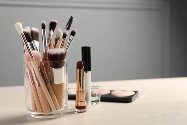Set Kuas Profesional Dan Produk Makeup Meja Kayu Dalam Ruangan — Stok Foto