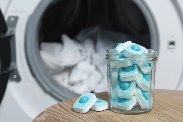 Burk Med Vatten Mjukgörare Tabletter Träbord Nära Tvättmaskin — Stockfoto