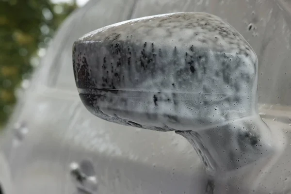 Espejo Retrovisor Automóvil Con Espuma Limpieza Lavado Coches Primer Plano —  Fotos de Stock