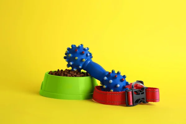 Zabawka Dla Zwierząt Domowych Kołnierz Miska Karmienia Jedzenia Żółtym Tle — Zdjęcie stockowe