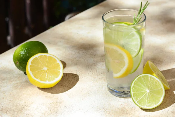 Sommer Erfrischende Limonade Und Zutaten Auf Hellem Tisch Platz Für — Stockfoto