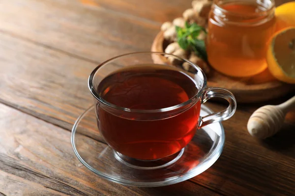 Xícara Chá Gengibre Delicioso Ingredientes Mesa Madeira — Fotografia de Stock