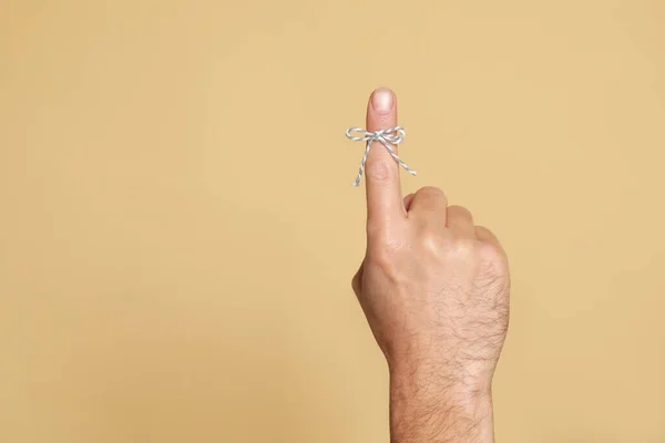 Hombre Mostrando Dedo Índice Con Lazo Atado Como Recordatorio Sobre — Foto de Stock