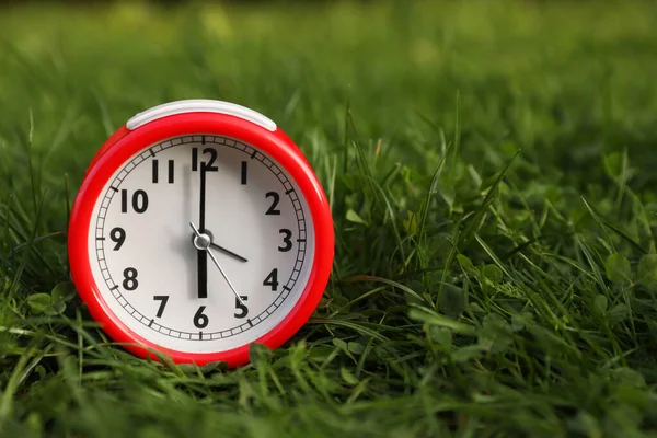 Reloj Despertador Rojo Sobre Hierba Verde Aire Libre Espacio Para —  Fotos de Stock