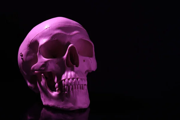 Siyah Arkaplanda Beyaz Insan Kafatası Metin Için Boşluk — Stok fotoğraf