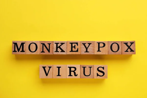 Palavras Vírus Monkeypox Feito Cubos Madeira Fundo Amarelo Vista Superior — Fotografia de Stock
