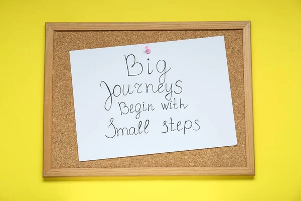 Corkboard Avec Message Épinglé Big Journeys Begin Small Steps Yellow — Photo