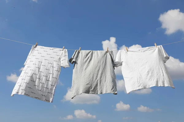 Wäscheleine Mit Sauberer Kleidung Gegen Den Himmel Wäsche Draußen Trocknen — Stockfoto