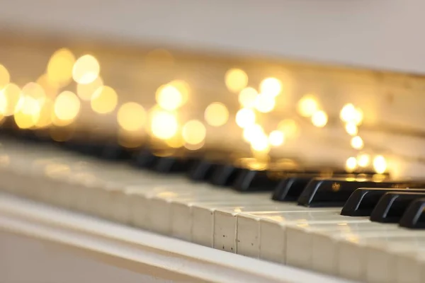 Žhnoucí Vílí Světla Klavírních Klávesách Detailní Záběr Vánoční Hudba — Stock fotografie