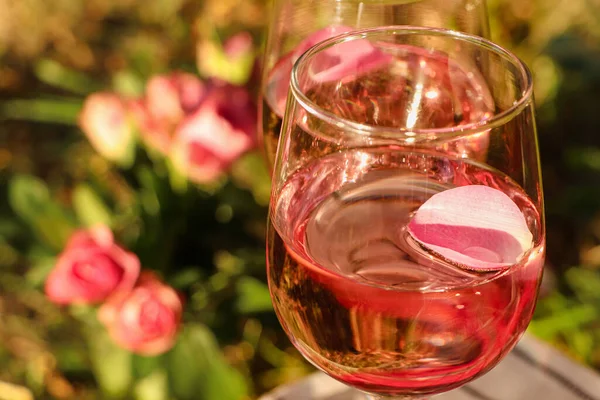 Ένα Ποτήρι Νόστιμο Ροζέ Κρασί Πέταλα Έξω Κοντά Χώρος Για — Φωτογραφία Αρχείου