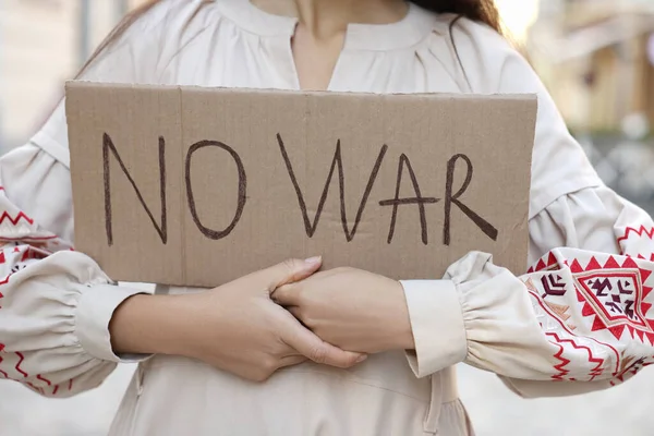 Nakışlı Elbiseli Kadın Posterini Tutuyor Dışarıda Savaş Yok Yakın Plan — Stok fotoğraf