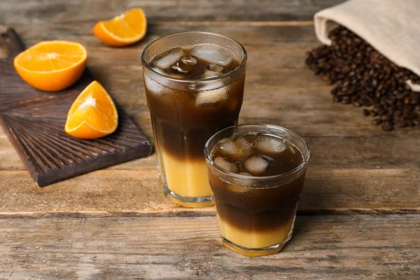 Bebida Refrescante Saborosa Com Café Suco Laranja Mesa Madeira — Fotografia de Stock