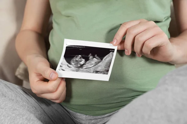 Беременная Женщина Ультразвуковым Снимком Ребенка Крупным Планом — стоковое фото